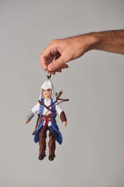 Брелок WP Merchandise плюшевий ASSASSINS CREED Ratonhnhaké: ton 20 см. - -