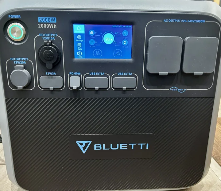 BLUETTI: станція з увімкненим дисплеєм